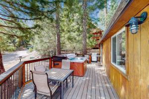 Primrose Cabin ~ Mountain Cabin w hot tub, deck, fireplace & washerdryer