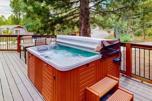 Primrose Cabin ~ Mountain Cabin w hot tub, deck, fireplace & washerdryer