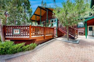 Roosters Den ~ Charming house with expansive deck, cable, internet, near Big Bear Lake