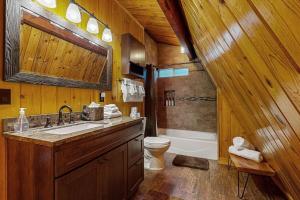 Primrose Cabin ~ Mountain Cabin w hot tub, deck, fireplace & washerdryer
