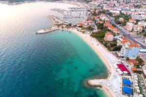 B apt w terrace & sea view 4 min walk to beach