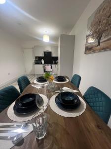 Double room - Private Bathroom-A newly built apartment with 3 floors- 5 rooms-3 Bathrooms-1 kitchen-1 terrace