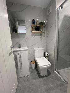 Double room - Private Bathroom-A newly built apartment with 3 floors- 5 rooms-3 Bathrooms-1 kitchen-1 terrace