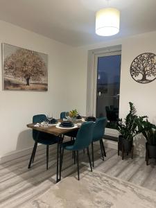 Double room - Private Bathroom-A newly built apartment with 3 floors- 5 rooms-3 Bathrooms-1 kitchen-1 terrace