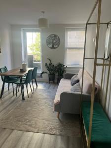 Double room - Private Bathroom-A newly built apartment with 3 floors- 5 rooms-3 Bathrooms-1 kitchen-1 terrace