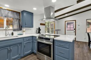 The Fox Den Big Bear ~ Modern Mountain View Retreat w Hot Tub