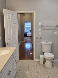 Luxe Loft vibe with King Suite - 4BR 3Ba