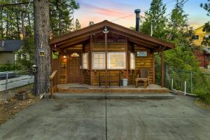 Orchard Family Cabin Near Historic Big Bear Village Walk to Marina