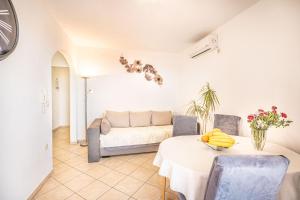 A 4 apt w terrace & sea view 4 min walk to beach