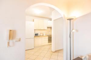 A 4 apt w terrace & sea view 4 min walk to beach