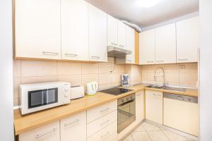 A 4 apt w terrace & sea view 4 min walk to beach