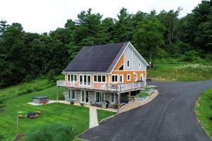 Spectacular Buckleberry View EV Recharge Hot Tub Fireplace Jacuzzi