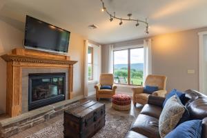 Spectacular Buckleberry View EV Recharge Hot Tub Fireplace Jacuzzi