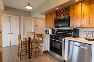 Spectacular Buckleberry View EV Recharge Hot Tub Fireplace Jacuzzi