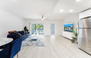 Waterfront Retreat Views, Pool, Hot Tub, Gym Walk to Beach & Boca Resort!