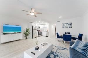 Waterfront Retreat Views, Pool, Hot Tub, Gym Walk to Beach & Boca Resort!