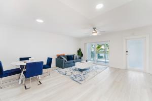 Waterfront Retreat Views, Pool, Hot Tub, Gym Walk to Beach & Boca Resort!