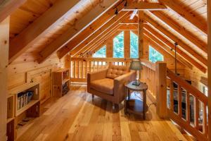 Parkers Creek Log Cabin; amazing views & hot tub