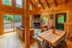 Parkers Creek Log Cabin; amazing views & hot tub