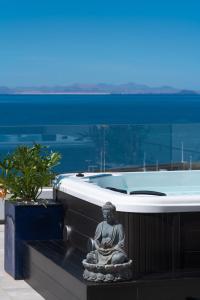 Luxury Ocean View Retreat 2bedroom APT with Jacuzzi