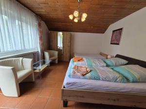 Komfortable 90 qm Ferienwohnung Berta mit 3 Schlafzimmern Küche Balkon Wohnzimmer mit großem LED TV InternetWiFi Flatrate und kostenlosen Parkplatz inklusive in Brilon Madfeld mit Rechnung