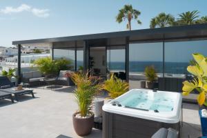 Luxury Penthouse Panoramic Ocean Views 2bedroom Apartment with Jacuzzi