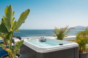 Luxury Penthouse Panoramic Ocean Views 2bedroom Apartment with Jacuzzi