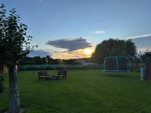 Domki w sadzie Wapnica koło Międzyzdrojów