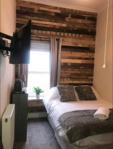 106 Brynmill - Room 10 - Sea views