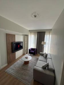 Elegant 2BR 2BA in Top Spot