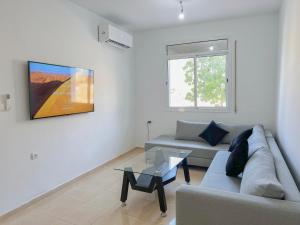 Casa Negra Modern Retreat Near the Beach