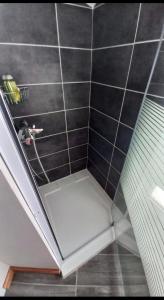 Chambre dhôte chez Thibault à proximité des pistes 200 M départ depuis le Fournet et nombreux itinéraires de randonnées au pied de limmeuble