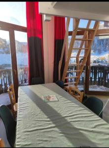 Chambre dhôte chez Thibault à proximité des pistes 200 M départ depuis le Fournet et nombreux itinéraires de randonnées au pied de limmeuble