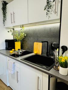 Black&Yellow Apartment Bielefeld 24h Check in WLAN Parkplatz ÖPNV