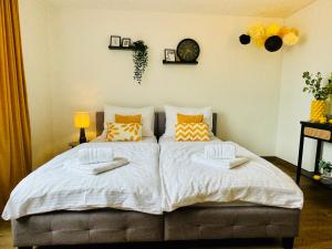 Black&Yellow Apartment Bielefeld 24h Check in WLAN Parkplatz ÖPNV