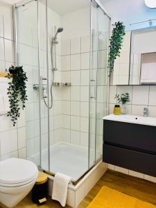 Black&Yellow Apartment Bielefeld 24h Check in WLAN Parkplatz ÖPNV