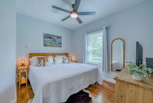 Bandera Bungalow - River, Downtown, Peaceful fenced corner lot! King bed!