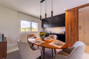 New Luxury Apartment, Sea View with Pool & Gym