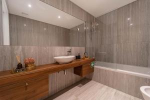 New Luxury Apartment, Sea View with Pool & Gym