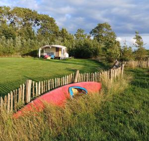 Retro caravan het Uiltje nabij het Sneekermeer