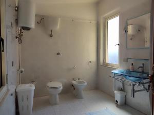 Family & Friends - Room 1 - Second Floor - shared bathroom img5