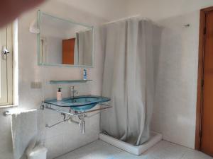 Family & Friends - Room 1 - Second Floor - shared bathroom img11