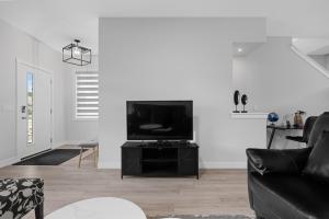 Spacious 3-Bedroom Vacation Home in Calgary with Free Parking