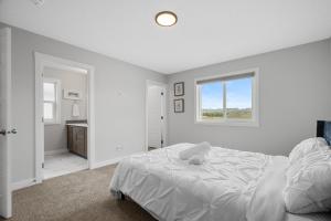 Spacious 3-Bedroom Vacation Home in Calgary with Free Parking