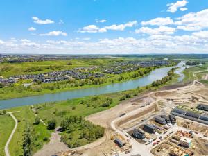 Cozy and inviting 3BR Entire Home in Calgary for holidays and gatherings free parking for two cars