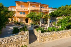 Apartments by the sea Banjol, Rab - 24825 