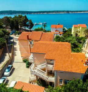 Apartments by the sea Banjol, Rab - 24825 