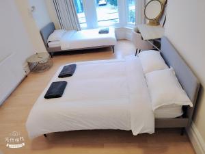 Spacious room with double and single bed
