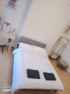 Spacious room with double and single bed
