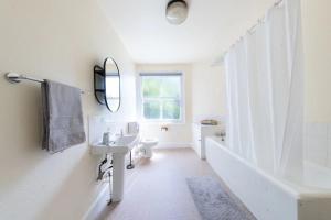 Spacious room with double and single bed